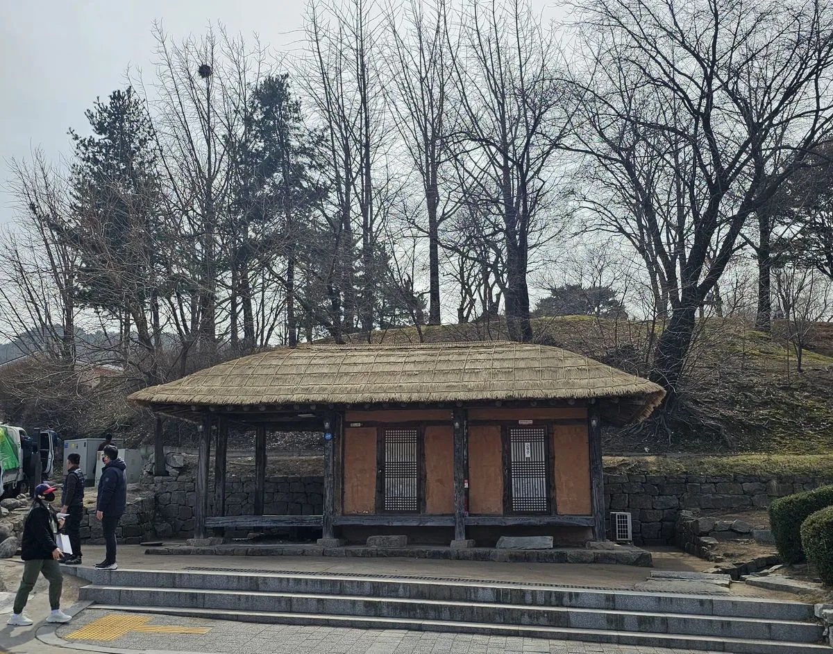 수원 화성 개량형 초가지붕 시공