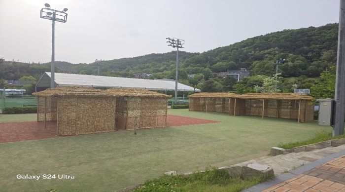 옥천 지용제 초가부스 갈대발